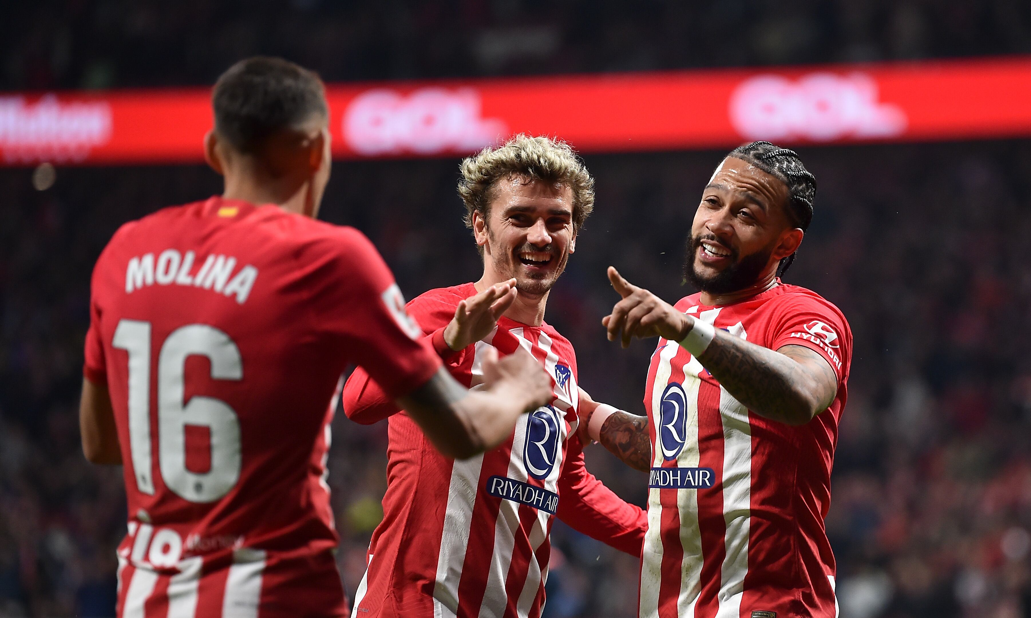 Los jugadores del Atlético de Madrid celebran el gol de Memphis Depay.