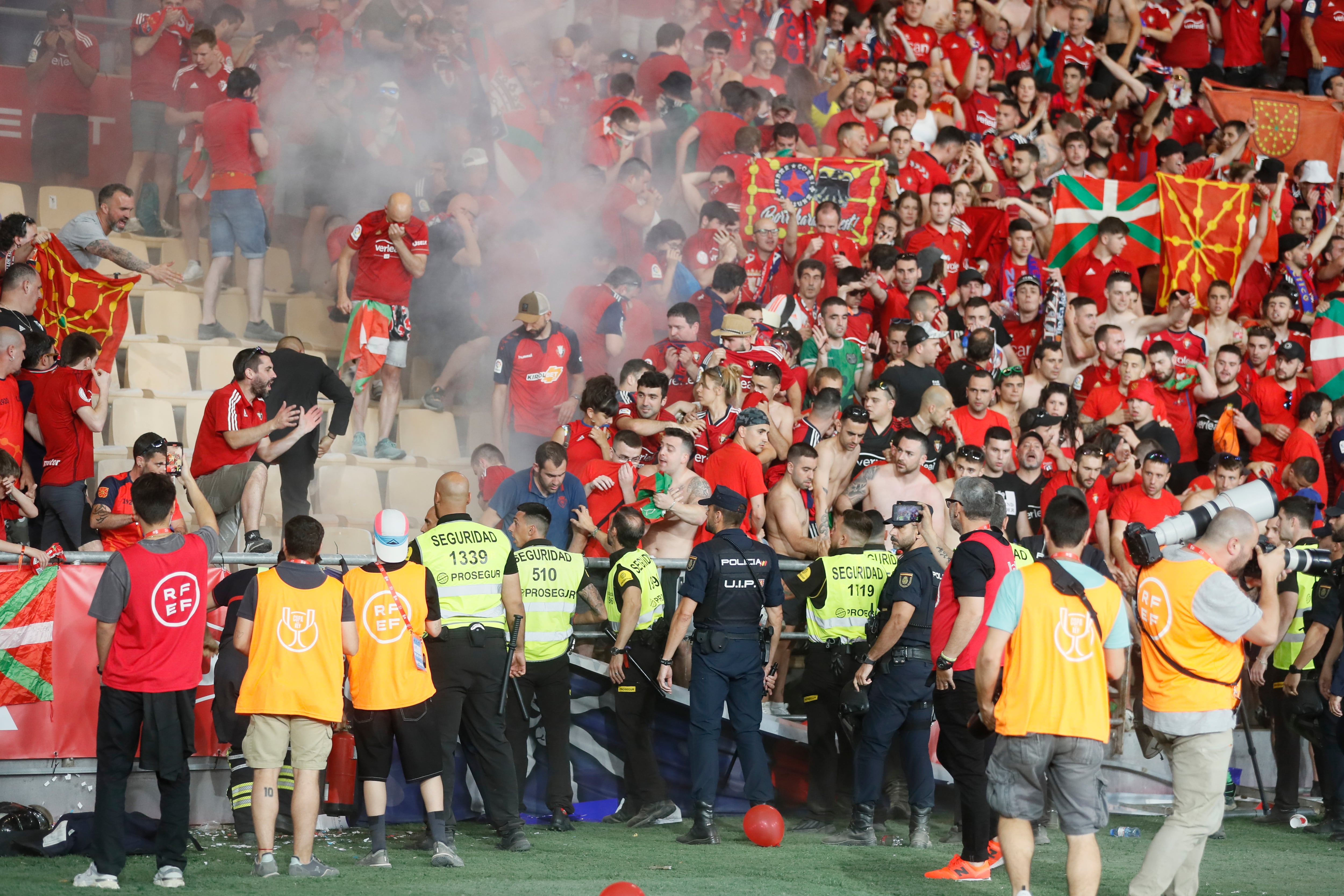 Aficionados de Osasuna tienen que abandonar parte de la grada