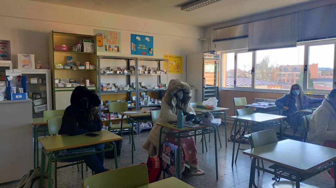 Los alumnos con cazadora en las clases 