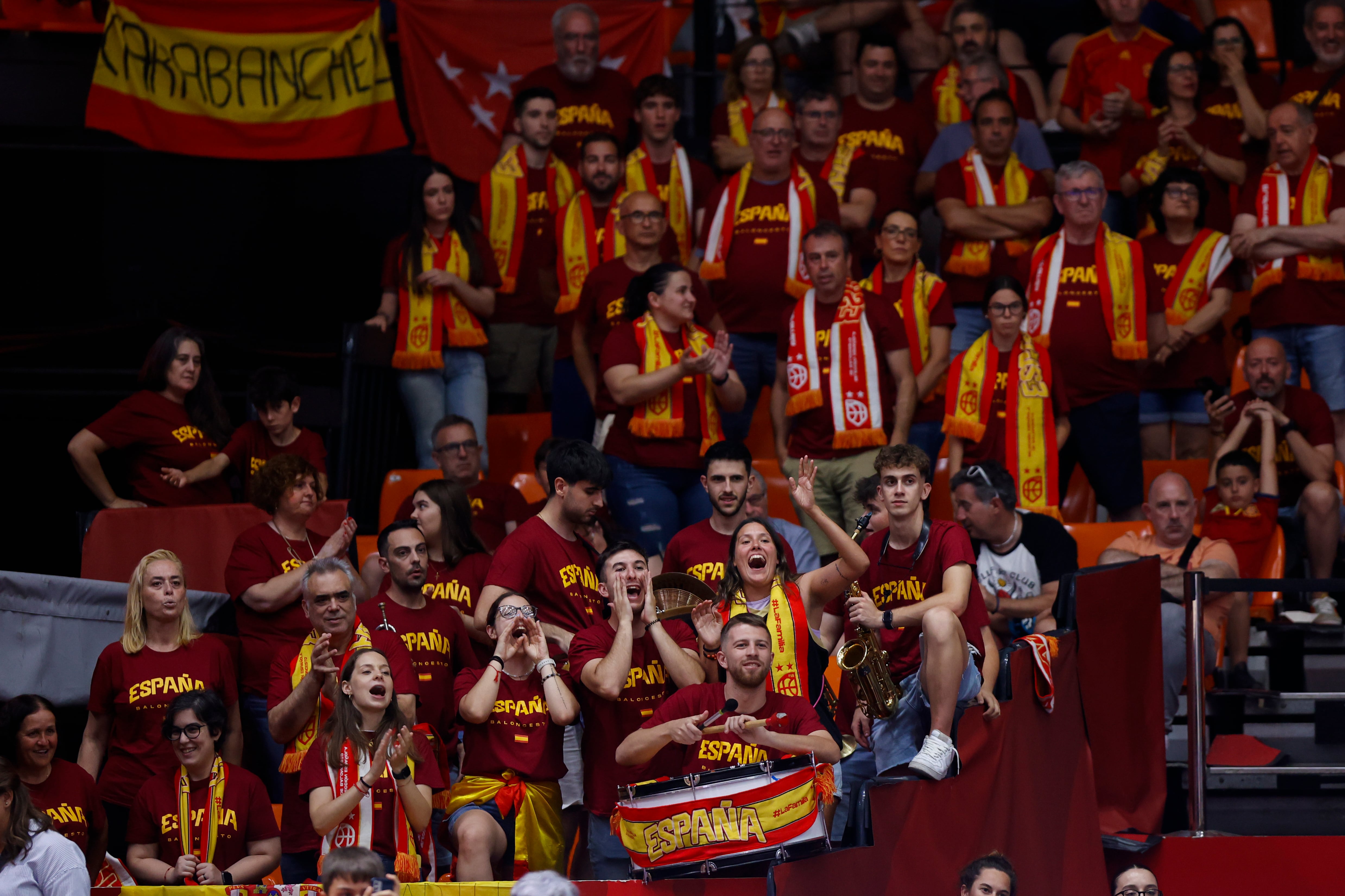 GRAFCVA1532. VALENCIA, 02/07/2024.- Seguidores de la selección española de Baloncesto animan desde la grada durante el partido del torneo preolímpico que disputan este martes contra la selección de Líbano en el pabellón Fuente San Luis. EFE/Biel Aliño
