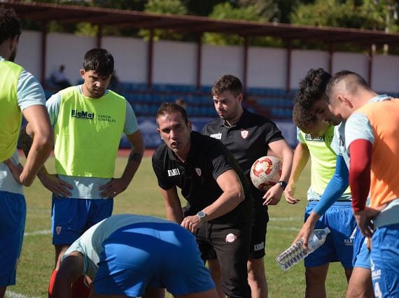 Dani Baños, con sus jugadores.