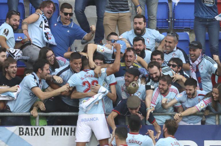 Cabral celebra un gol junto a los aficionados celtiñas