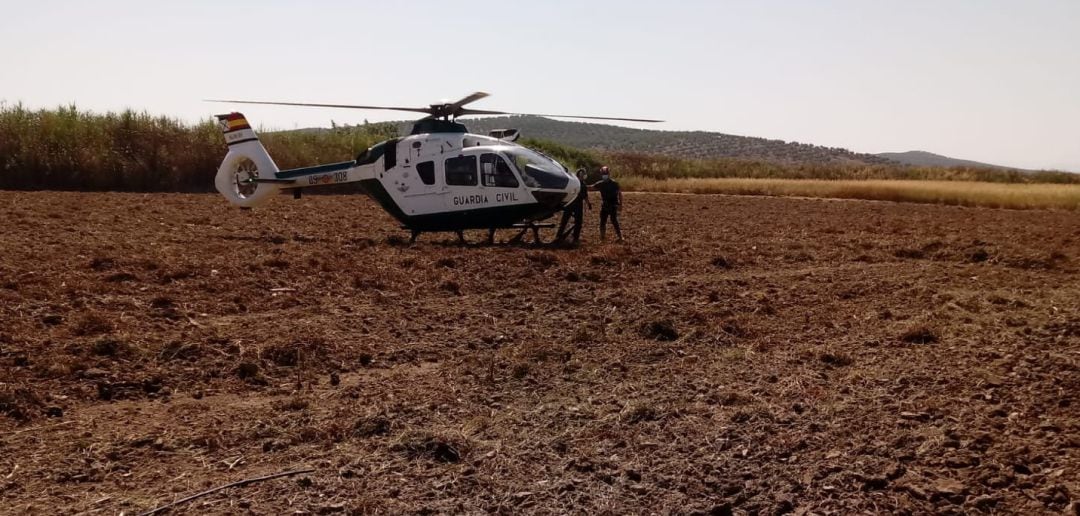 Helicóptero trabajando en Arjona en las labores de búsqueda de Andrés Cañizares.