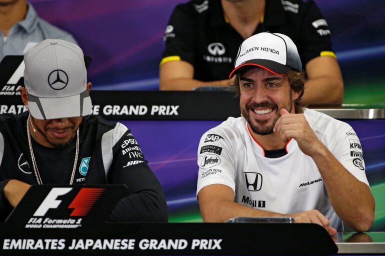 Fernando Alonso, en la rueda de prensa con el resto de pilotos previa al Gran Premio de Japón