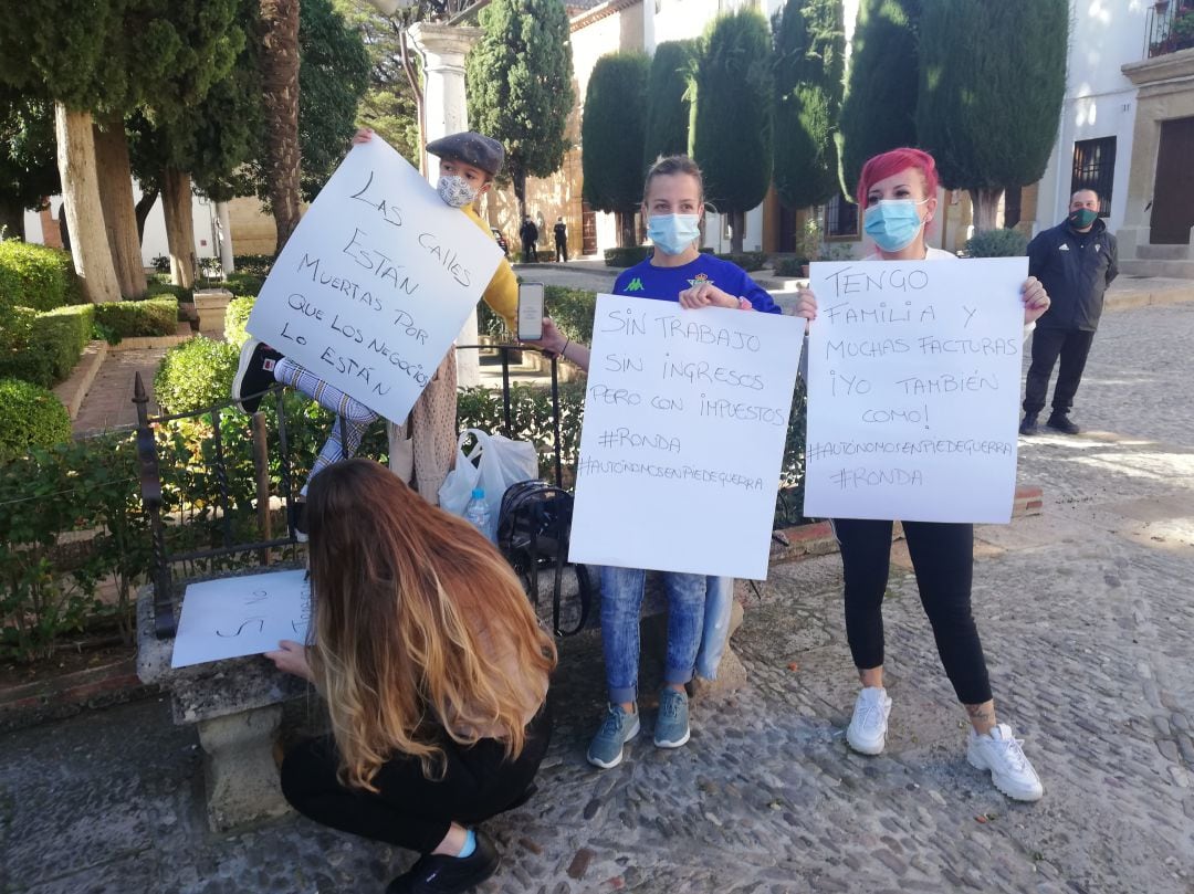 Participantes de la concetración de protesta convocada en plaza Duquesa de Parcent, frente al Ayuntamiento de Ronda.