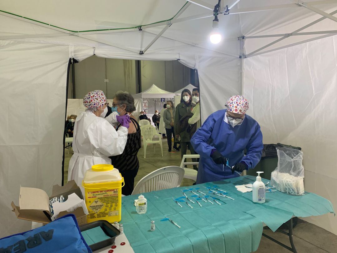 Los sanitarios administran la vacuna contra la Covid