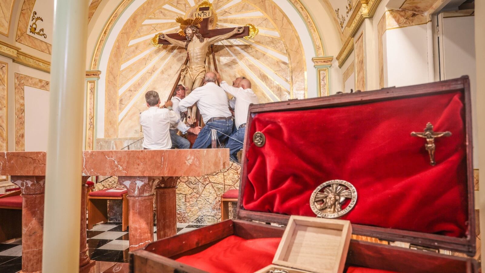 Las cinco reliquias se han sellado en el altar de la ermita