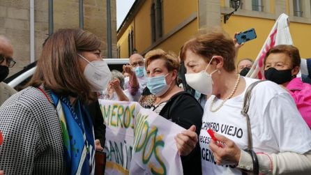 La consejera y portavoz, Sara Alba, hablando con los vecinos que protestan contra la reorganización de urgencias.