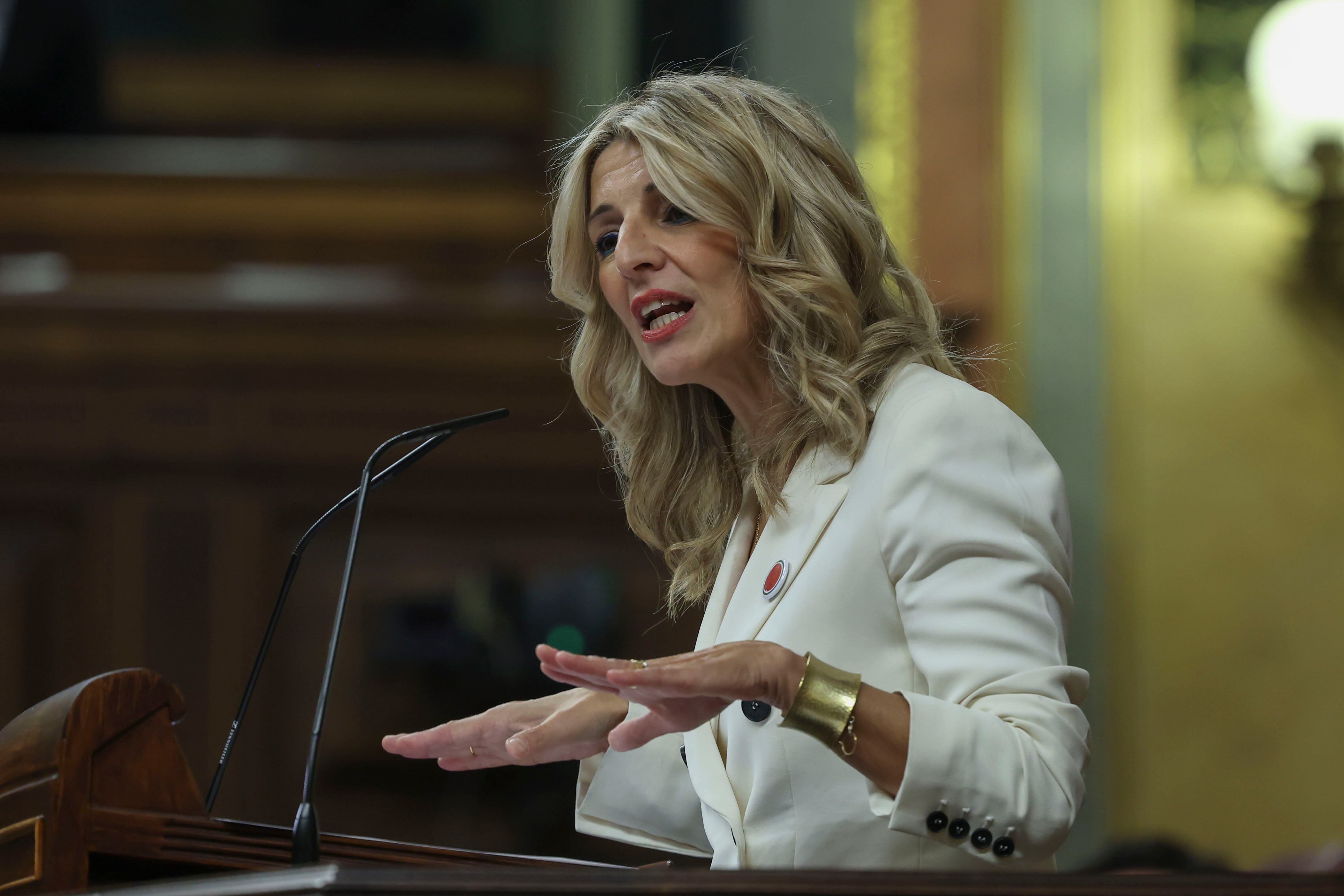 La vicepresidenta segunda y ministra de Trabajo y Economía Social en funciones, Yolanda Díaz, interviene durante el primer día del debate de investidura