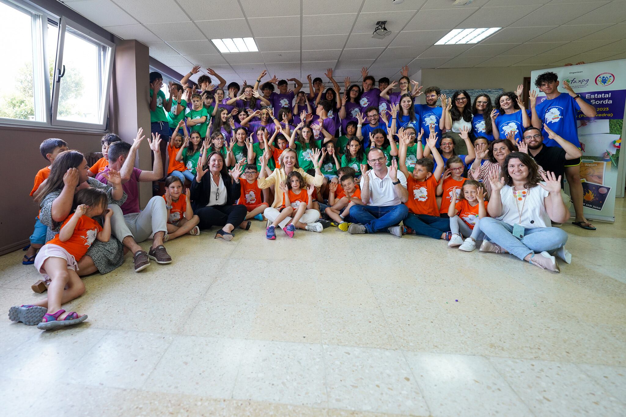 La conselleira Fabiola García visita el campamento para niños sordos de Nigrán