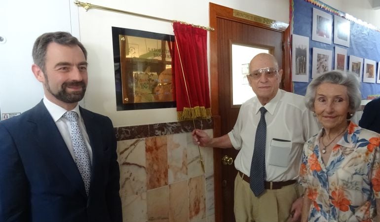 De izquierda a derecha, Luis Rey Goñi, director del colegio San Francisco de Paula; el profesor Losada Villasante, descubriendo la placa que da nombre al laboratorioa de Bioquímica del centro; y la señora Goñi.