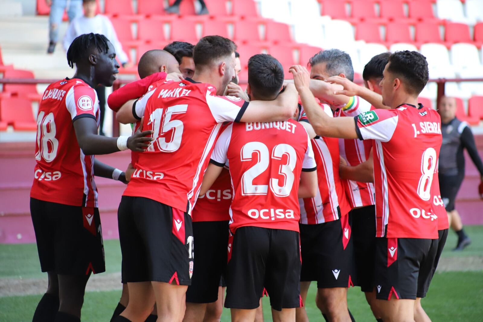 Los futbolistas de la UD Logroñés celebran el tercer triunfo blanquirrojo de la temporada en Las Gaunas / UD Logroñés