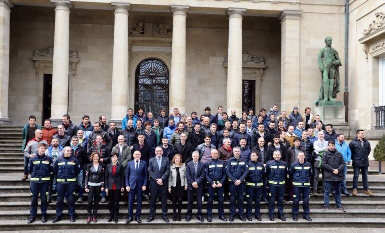 Los nuevos bomberos alaveses junto a representantes institucionales