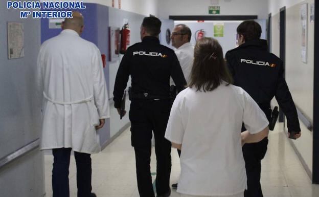 Agentes de la Policía Nacional detienen a  una persona por agredir a un médico en un centro de salud de Burgos.