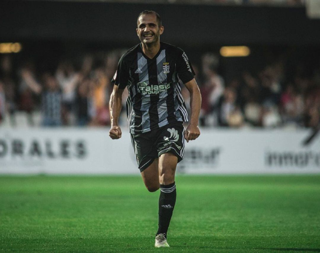 Verza celebrando un gol en el Cartagonova