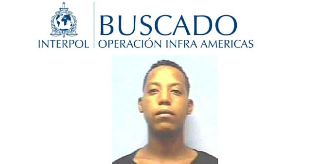 La foto del fugitiu inclosa a l'ordre de recerca i captura de Interpol