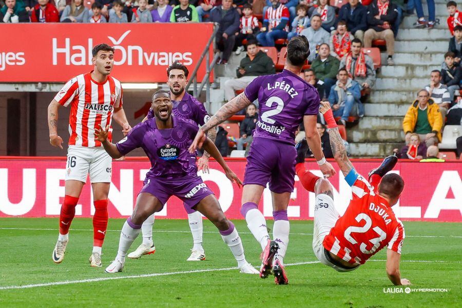 Una acción del partido entre el Sporting y el Valladolid.