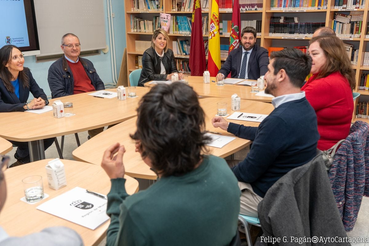 Visita al IES Santa Lucía para presentar el programa Icue