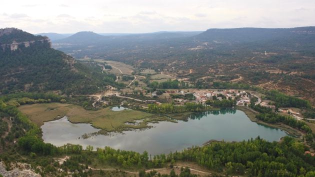 Vistas de la laguna de Uña desde la ruta de las Catedrales.