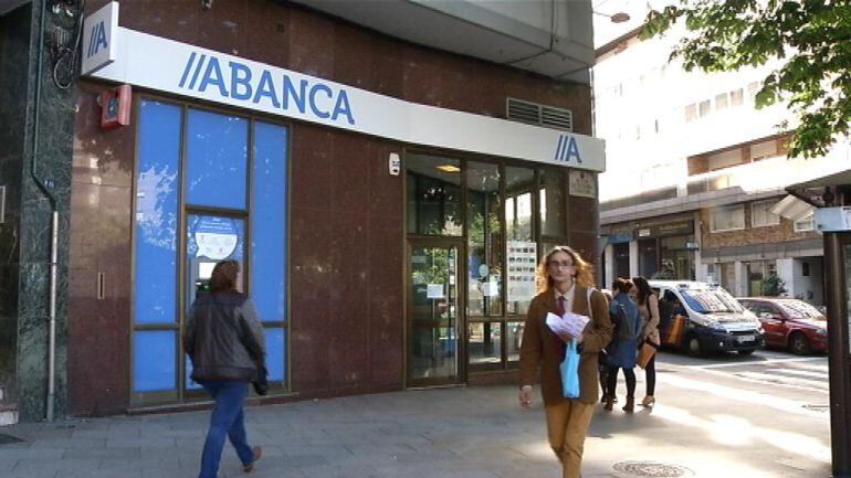 El director de una sucursal bancaria y un cliente heridos en un incidente