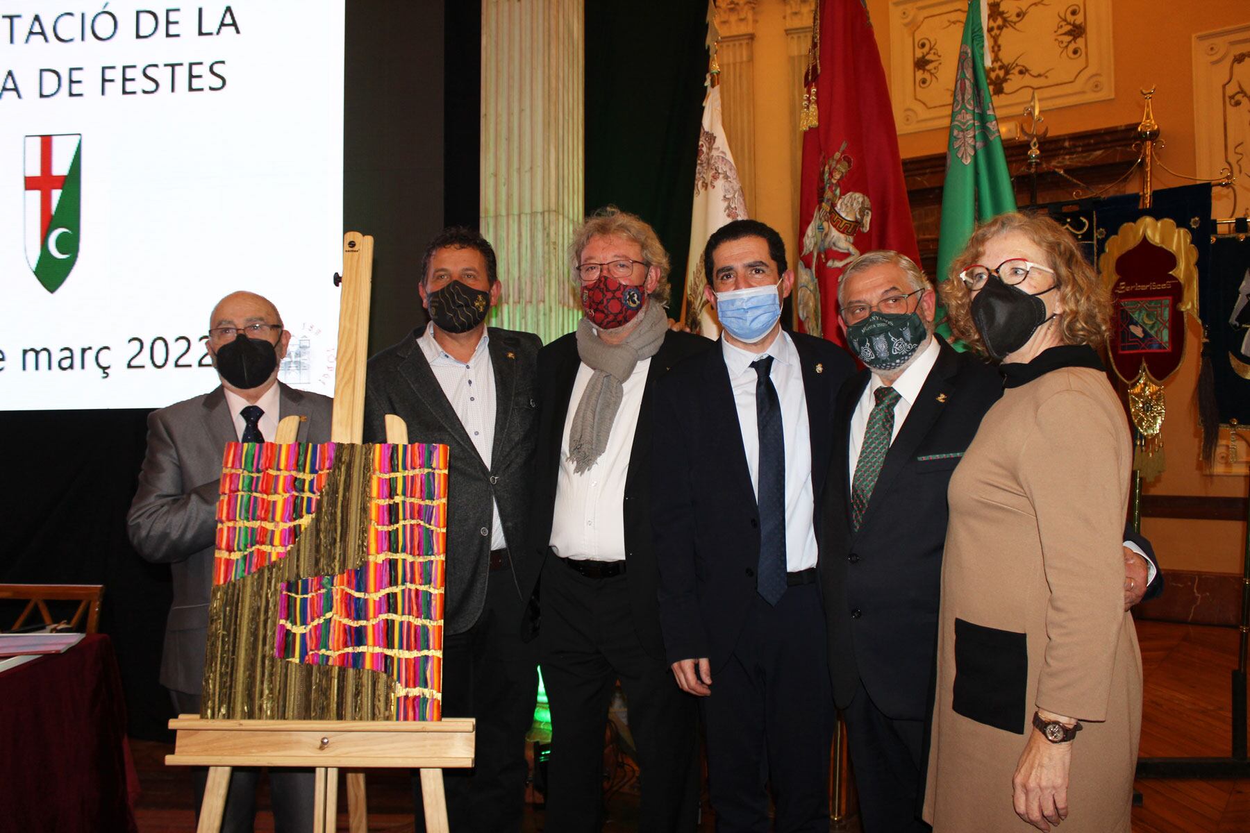 La autora de la portada de la Revista, el alcalde de Alcoy y los cuatro cargos