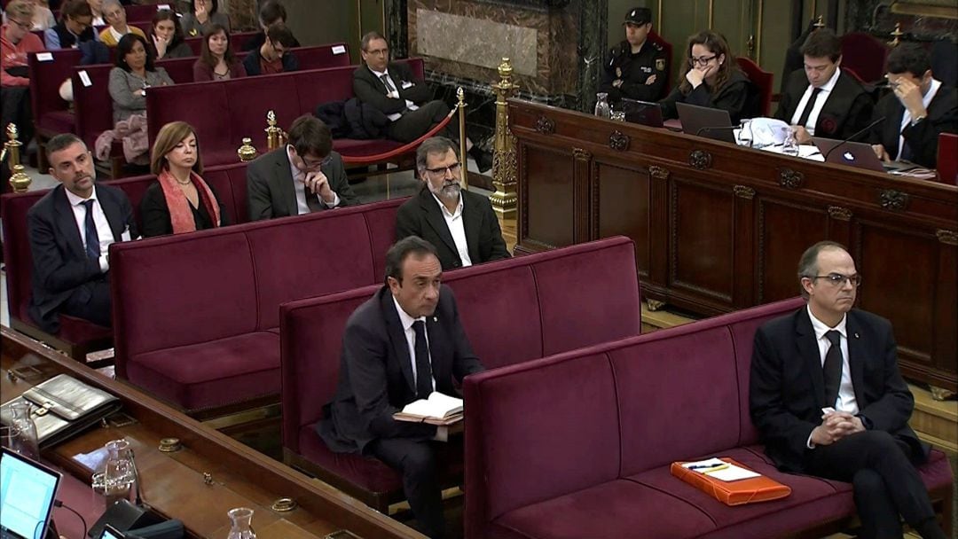 Captura de la señal institucional del Tribunal Supremo, del exconseller de Presidencia Jordi Turull (d), y Josep Rull (c) exconseller de Territorio, durante la sesión del juicio del procés.