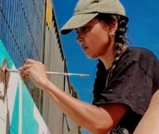 Nuria Gonzaeta en el proceso de realizar el mural
