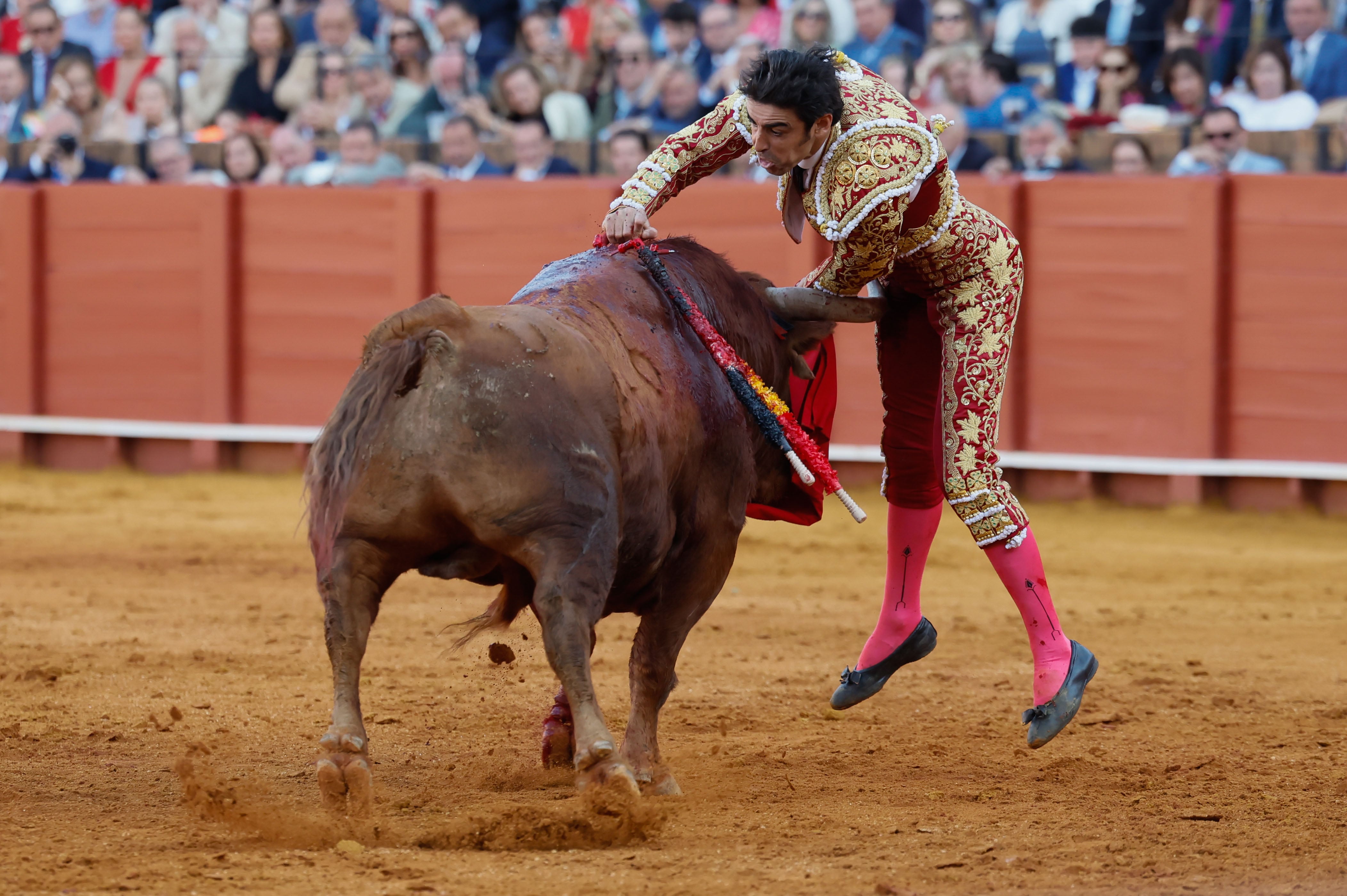 SEVILLA, 06/05/2025.- El diestro Miguel Ángel Perera entra a matar al primero de su lote durante el undécimo festejo de la Feria de Abril 2025 celebrado este martes en la Real Maestranza, en Sevilla, con toros de Santiago Domeneq, para los diestros Manuel Escribano, Miguel Ángel Perera y Borja Jiménez . EFE/ José Manuel Vidal
