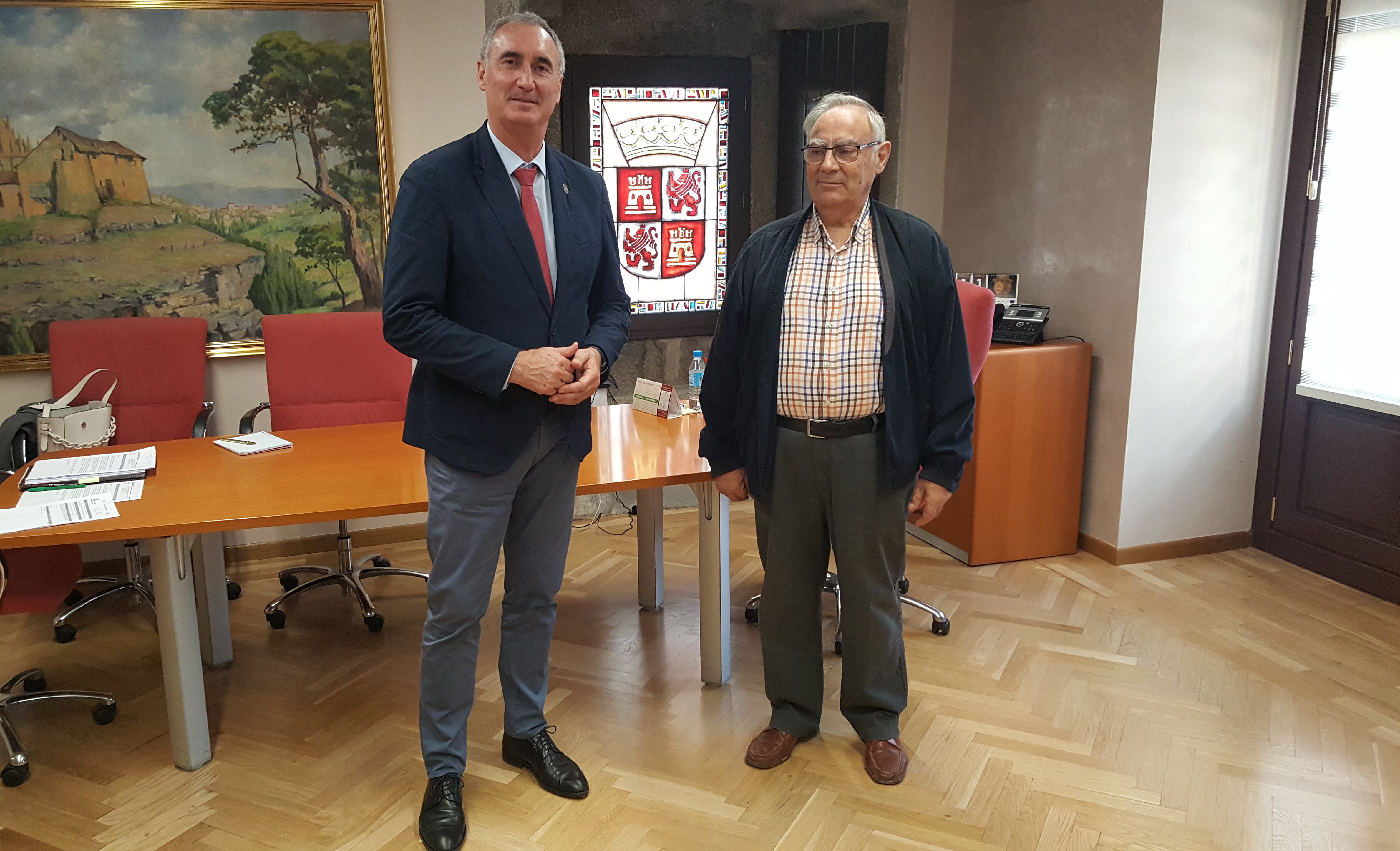 El delegado territorial de la Junta de Castilla y León en Segovia, José Mazarías, ha mantenido un encuentro con el alcalde pedáneo de Tabladillo, Lorenzo Sanz Callejo