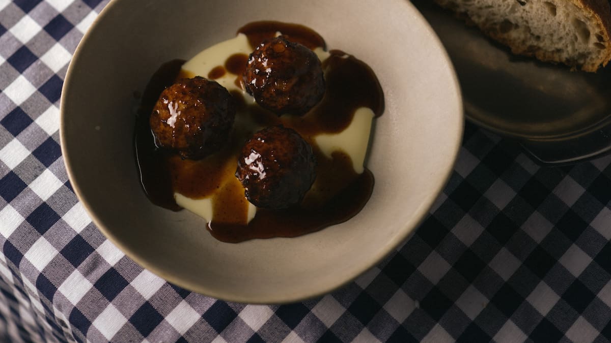 Albóndigas y mantel de cuadros: los chefs del restaurante Masta se llevan el Premio Cocinero Revelación 2026