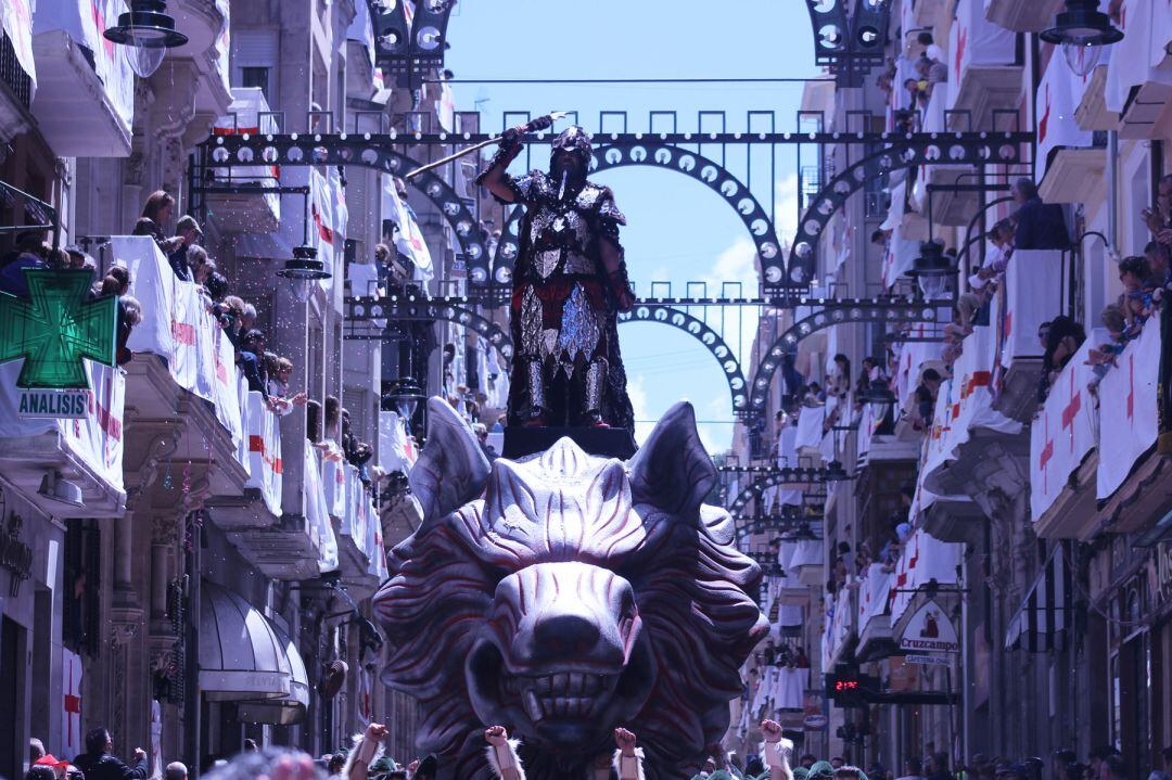 Imagen de la Entrada Cristiana de 2019 con el Álferez Cristiano de los Muntanyesos, Modesto Moiña