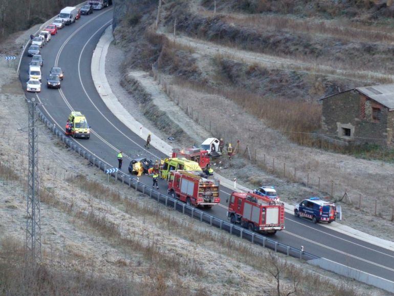 Imatge captada per un testimoni poc després de produir-se el greu accident d'aquest matí a l'N-145 entre la Seu d'Urgell i Andorra.