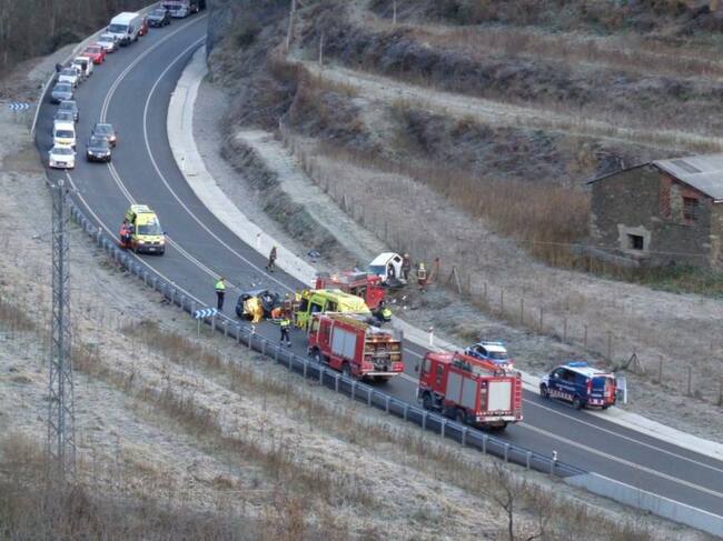 Imatge captada per un testimoni poc després de produir-se el greu accident d'aquest matí a l'N-145 entre la Seu d'Urgell i Andorra.