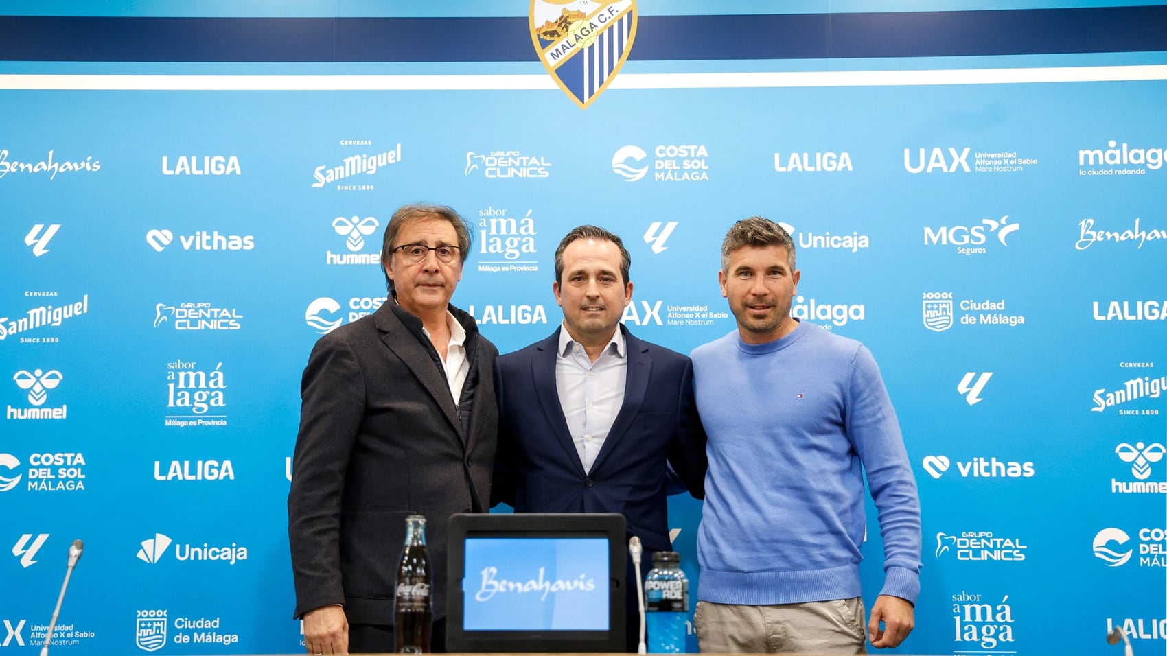 El entrenador del Málaga Juan Francisco Funes y el director general Loren Juarros, con el director general Kike Pérez