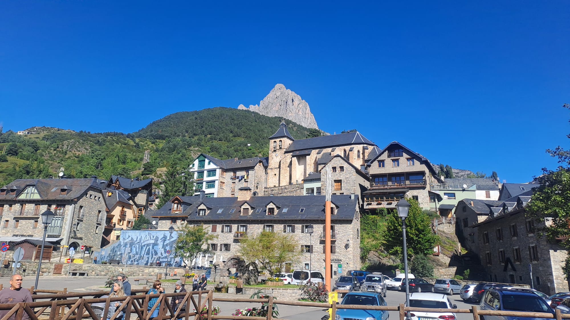 Imagen de la plaza Valle de Tena de Sallent, donde se proyecta la peatonalización