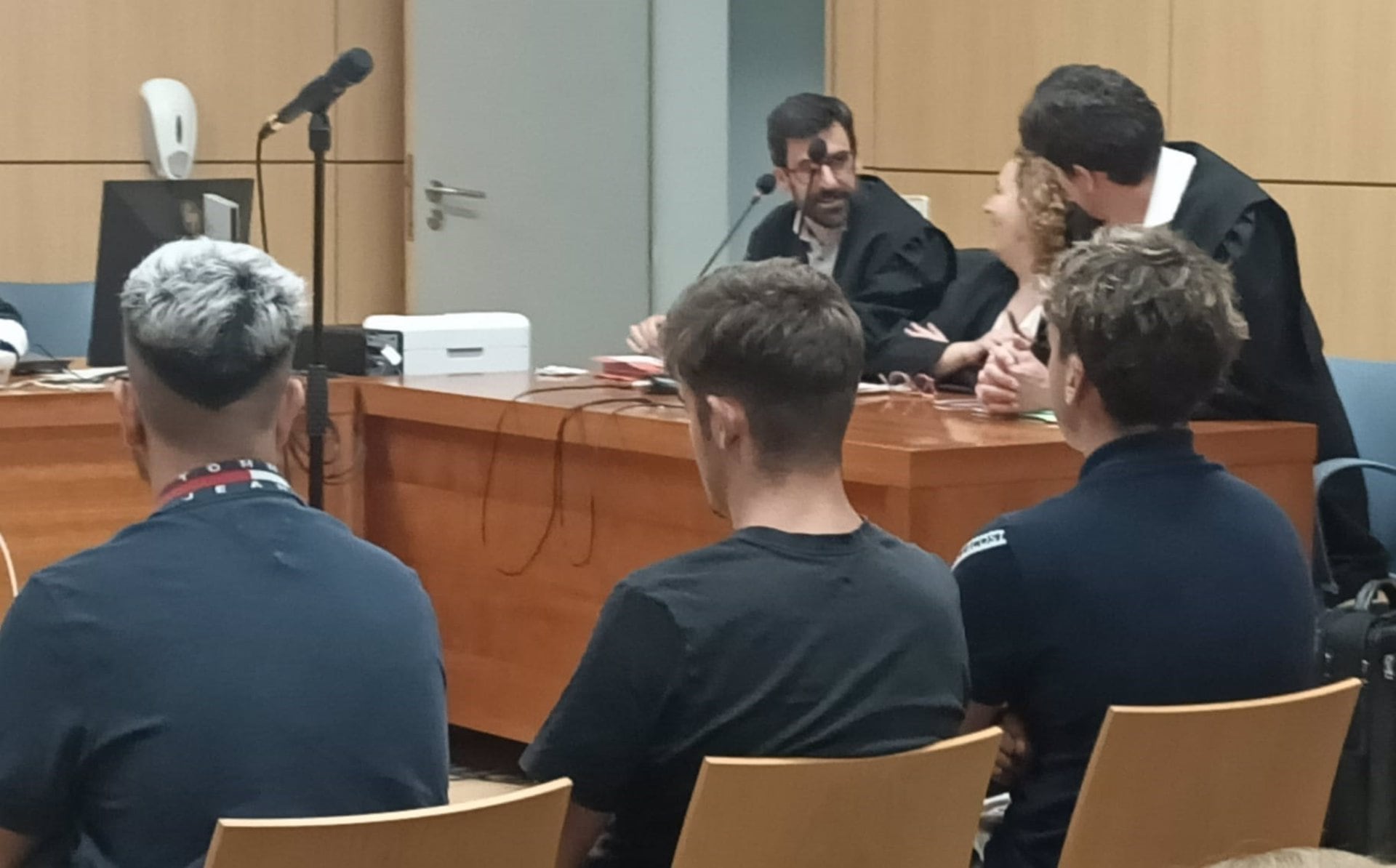 Los tres condenados a ocho meses de prisión por proferir insusltos racistas en Mestalla al jugador del Real Madrid Vinicius Jr, en el banquillo en la Audiencia de València