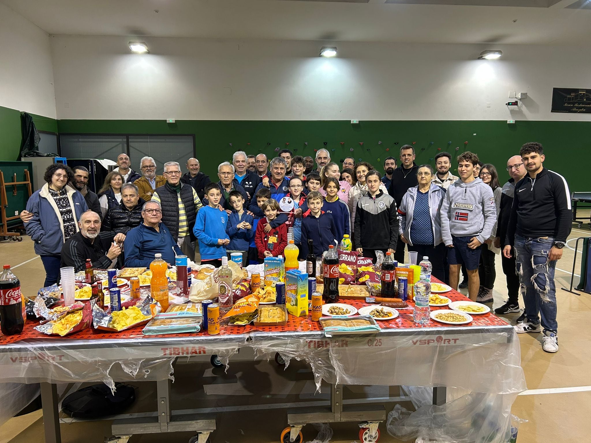 Foto de familia de todos los asistentes al homenaje a Sebastián Guerrero, presidente del CTM Jerez