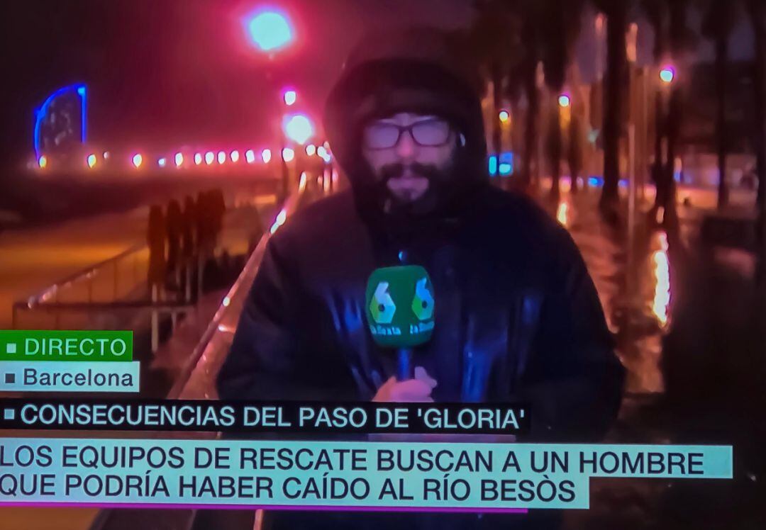 El periodista de La Sexta durante su conexión en directo