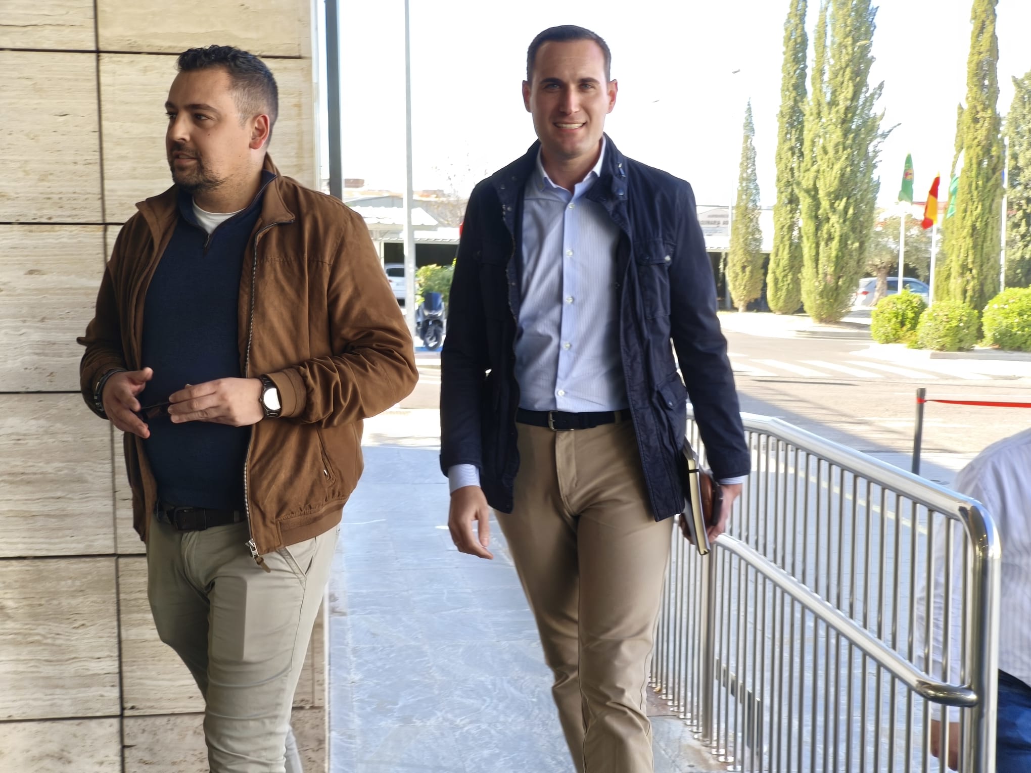 El secretario general del PSOE de Jaén, Juan Latorre (en el centro y mirando a cámara) junto a Lázaro Martínez, Secretario General de las Juventudes Socialistas de Andalucía, entrando en IFEJA.
