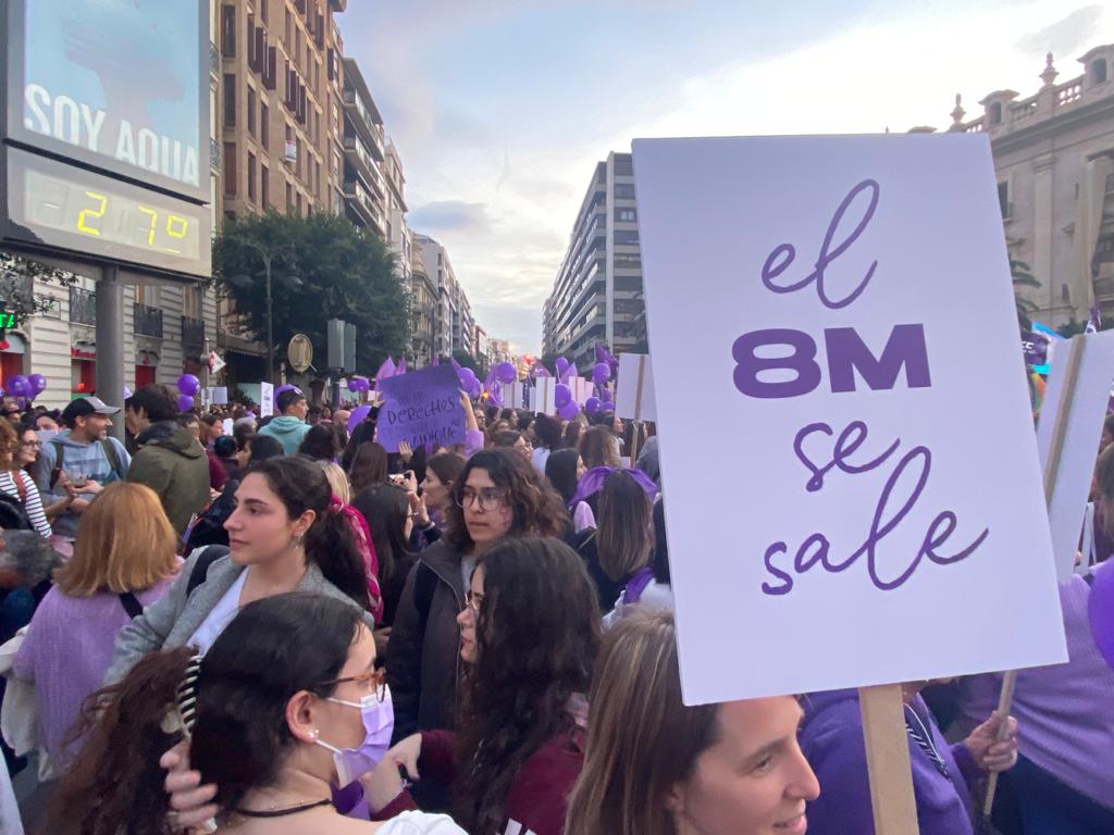 El calor ha marcado la celebración de la manifestación del 8-M en València