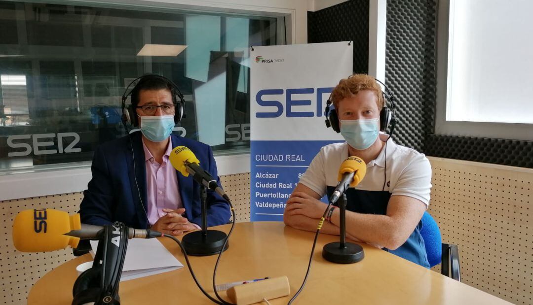 José Manuel Caballero (izquierda), en los estudios de SER Ciudad Real