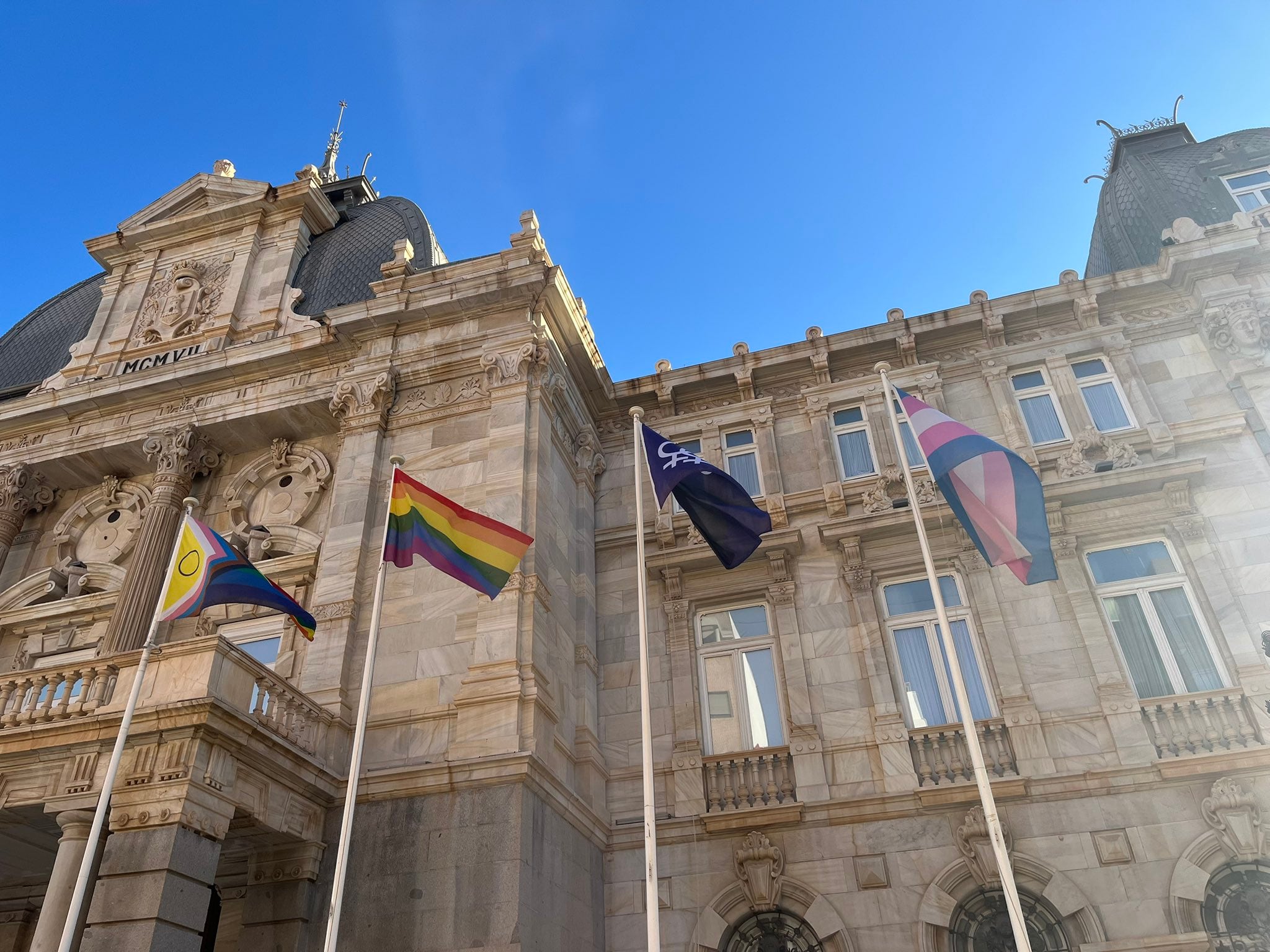 Las banderas de la comunidad LGTBIQ+ lucen desde el pasado viernes día 21 de junio a las puertas del Palacio Consistorial de Cartagena. @GALACTYCOCT