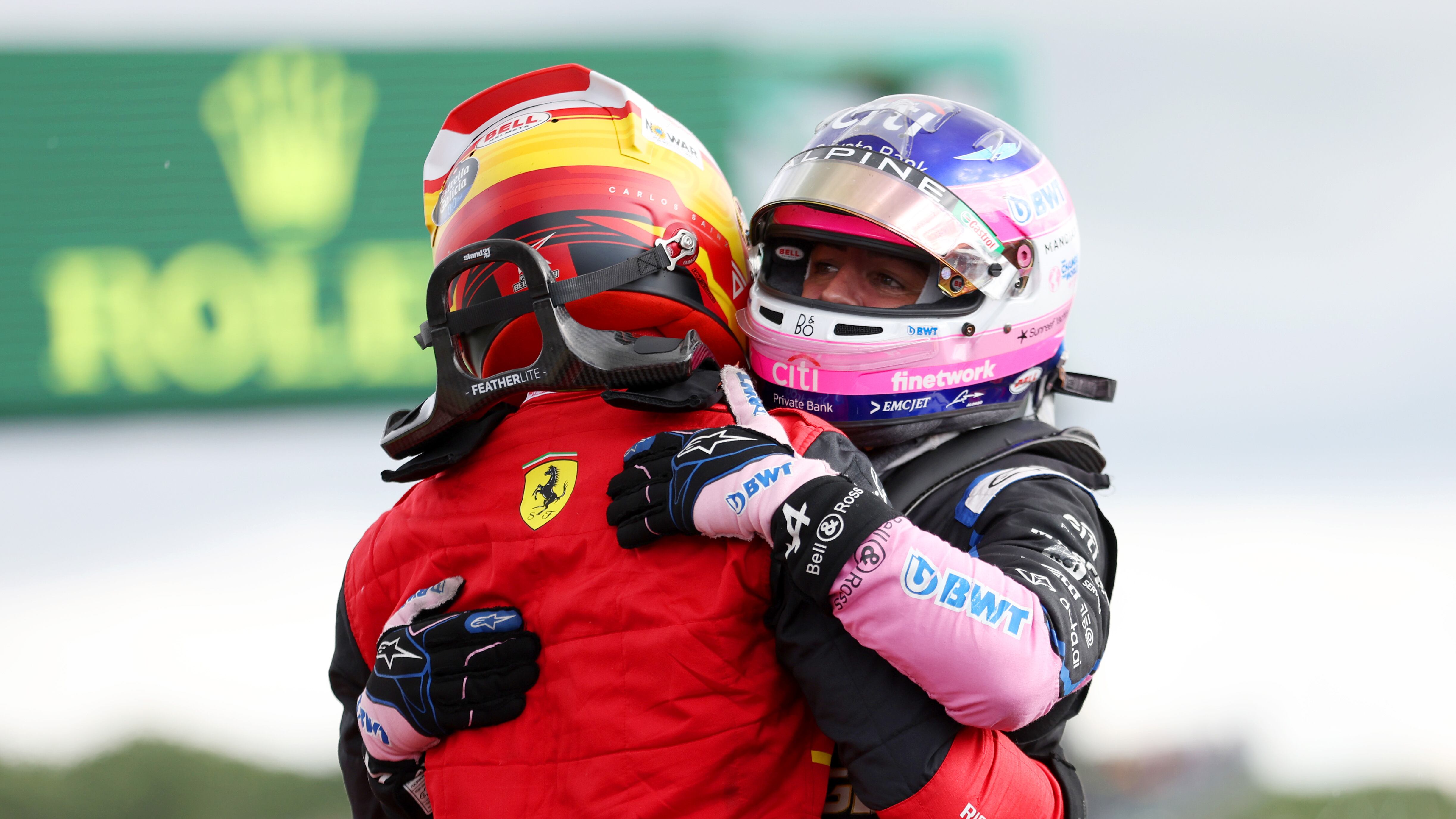 Carlos Sainz y Fernando Alonso, abrazándose después de la victoria del piloto de Ferrari