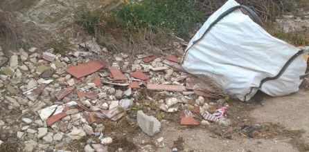 Escombros en el cerro del Castillo de Monteagudo