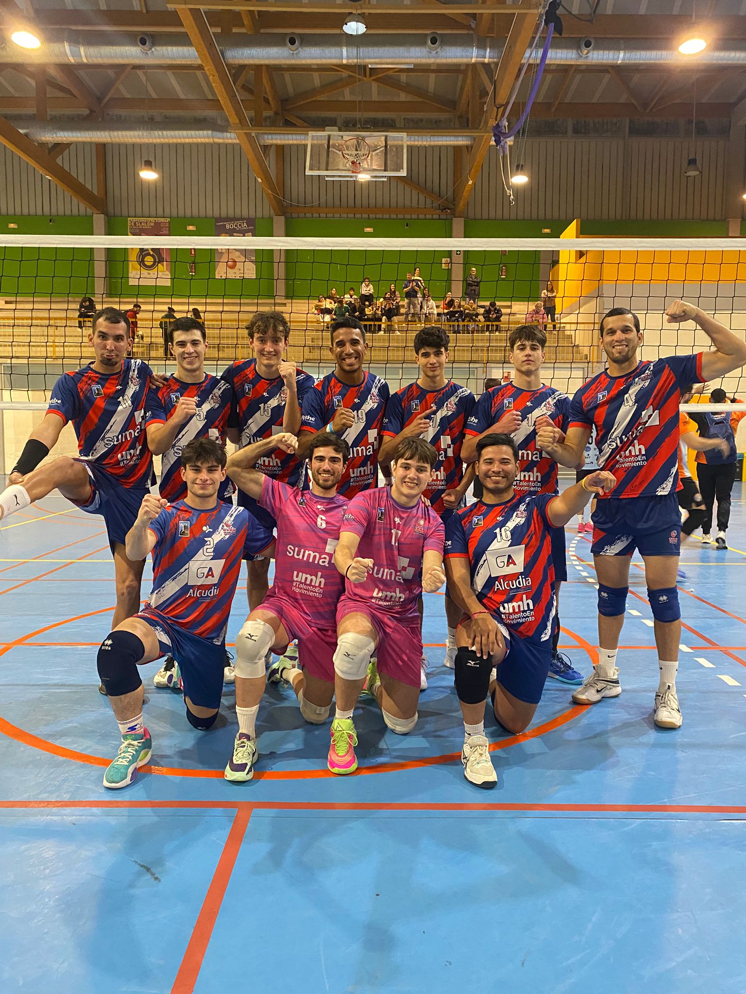 Los jugadores del CV Elche celebran su victoria por 3-1 ante el Campello