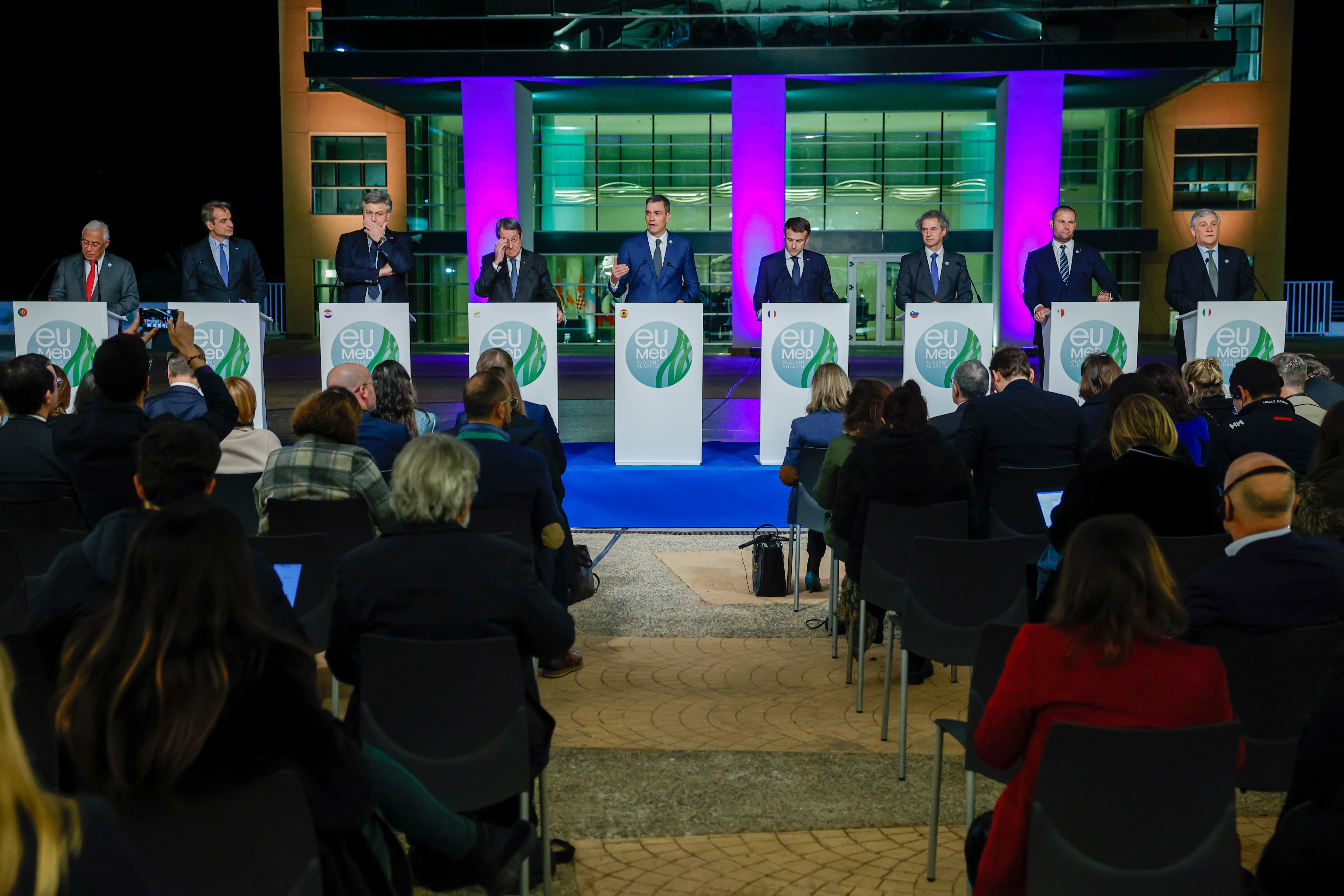 El presidente del Gobierno, Pedro Sánchez (c), y , de I a D, el presidente de Portugal, Antonio Costa, el de Grecia, Kyriakos Mitsotakis, el primer ministro de Croacia, Andrej Plenkovoc, el presidente de Chipre, Nikos Anastasiadis, el presidente de la República Francesa, Emmanuel Macron, presidente de Eslovenia, Robert Golob, el primer ministro de Malta, Robert Abela, y el ministro de Asuntos Exteriores de Italia, Antonio Tajani durante la rueda de prensa conjunta tras la novena edición de la Cumbre Euromeditarránea que se ha celebrado en Alicante. EFE/Biel Aliño