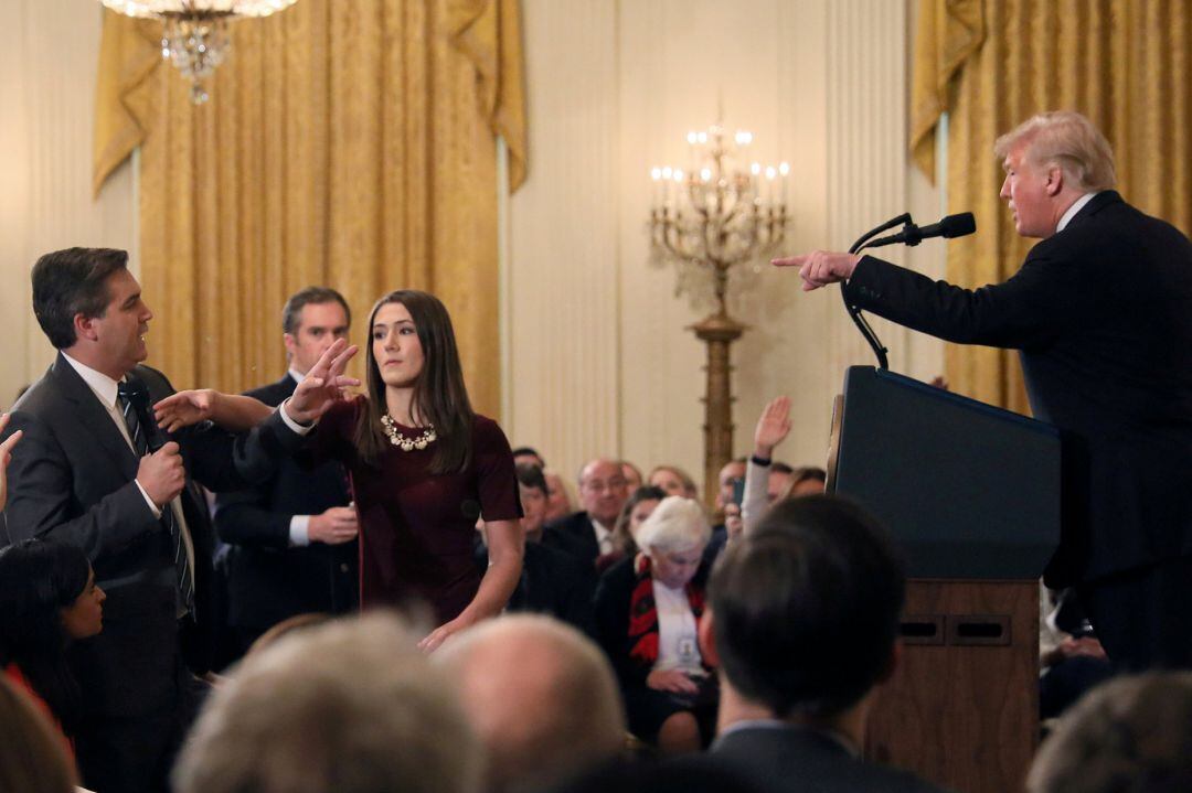 El periodista de la CNN Jim Acosta y Donald Trump durante una rueda de prensa.