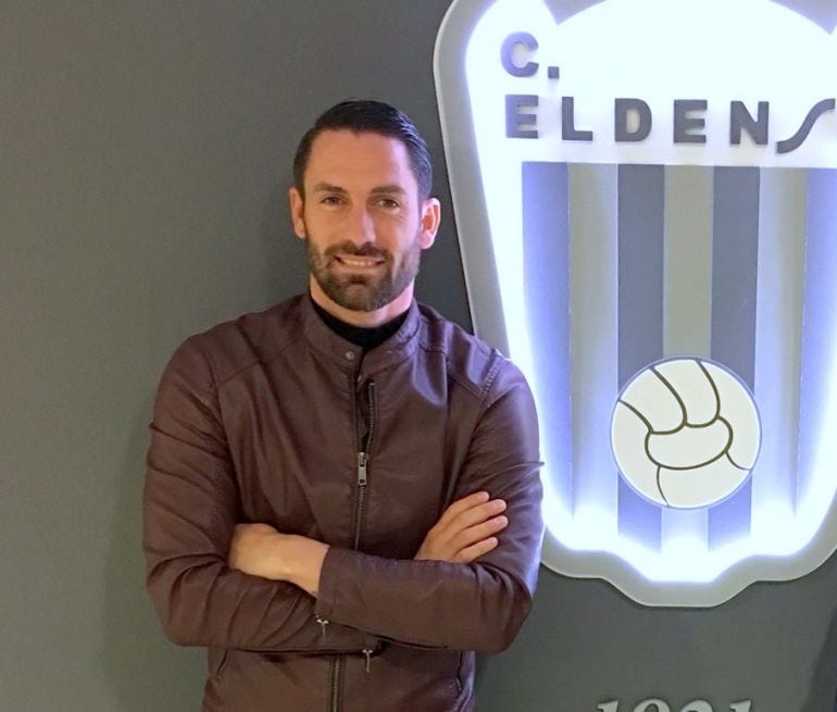 Ginés Gil estuvo ayer en Elda ultimando su contrato con el Eldense