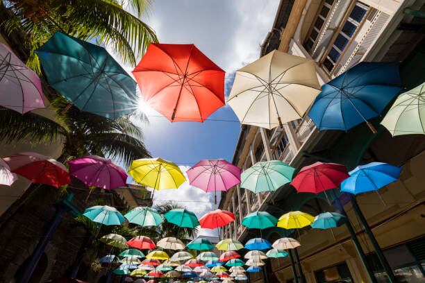 Colocan paraguas en la calle para facilitar la sombra. Imagen de gettyimages.