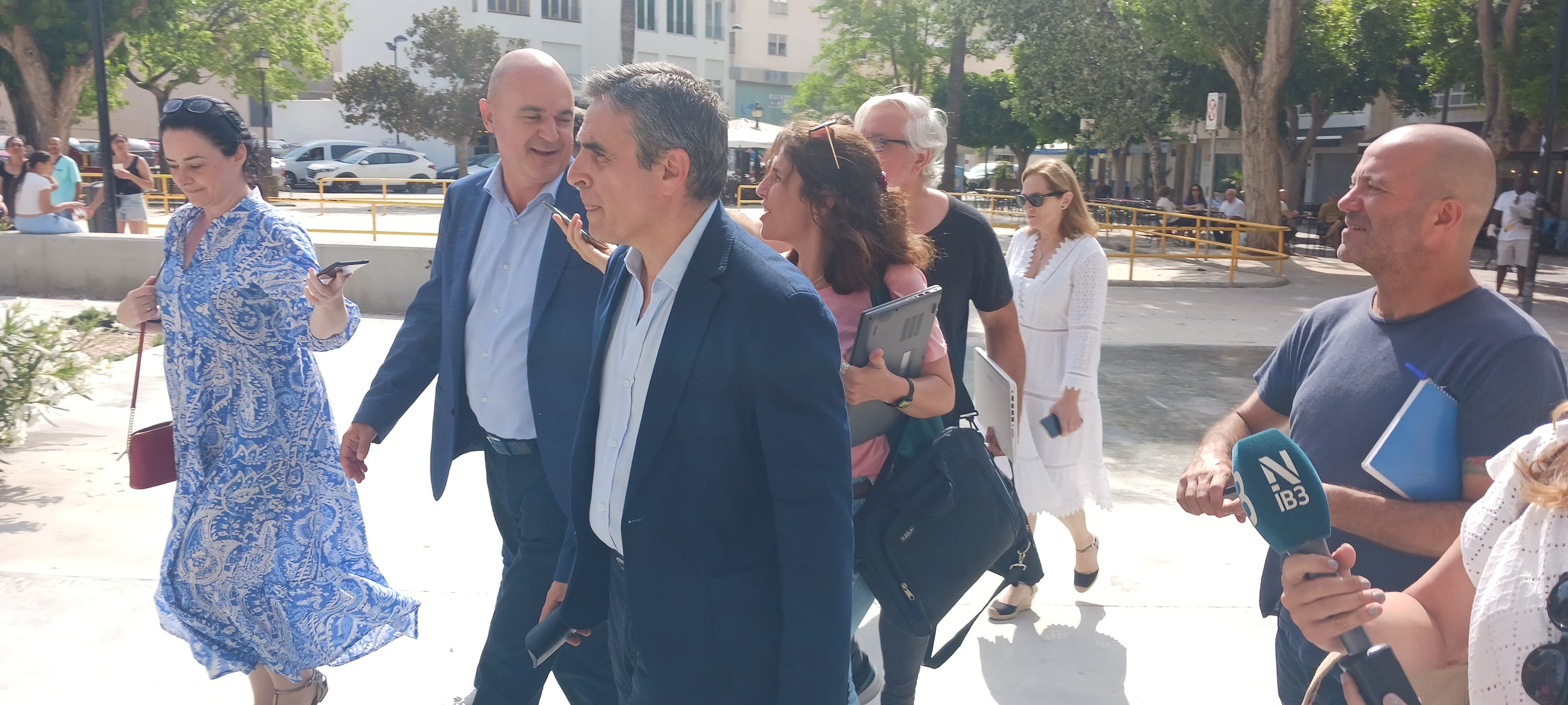 Marí, junto al presidente insular del PP a su llegada a los juzgados